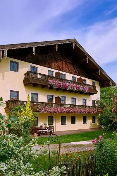Blühende Wiesen am Köllhof Obstbäume regionale Produkte Höslwang Bad Endorf